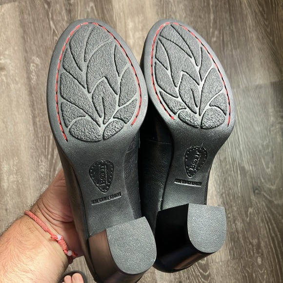 BORN - Picture 8 of 17